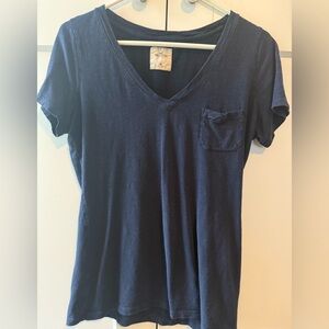 Hollister Women's Navy Blue V-Neck Tee Size Medium